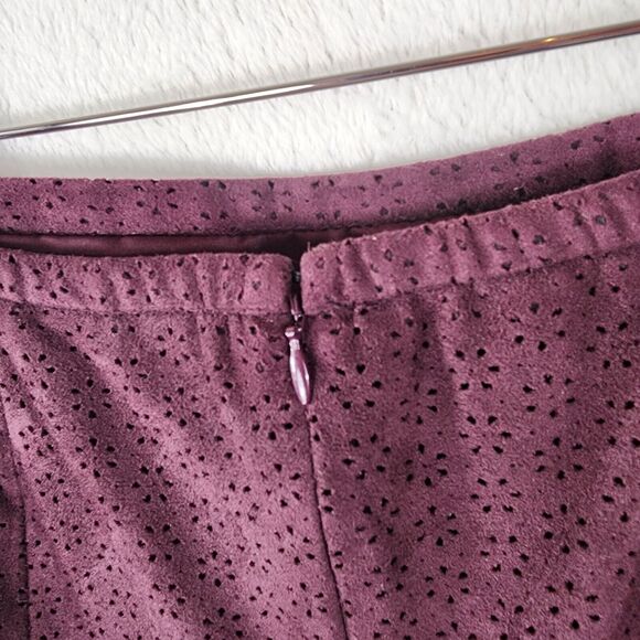 Express A-line Mini Skirt Size 8 Burgundy Faux Suede Perforated Lined EUC - Picture 2 of 7